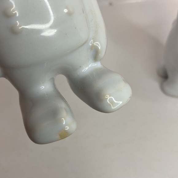 Salt and Pepper Shakers Hugging Chefs - Picture 11 of 15